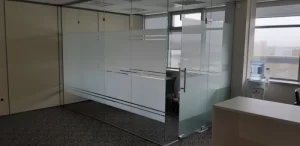 Stiklai klijuoti matine plėvele su juostelėmis