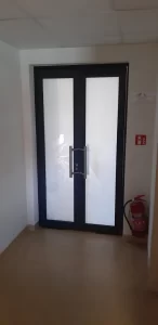 Stiklai dekoruoti matine plėvele su paukščių motyvu