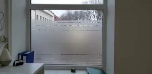 Stiklo pertvaros klijuotos plėvele šerkšnu