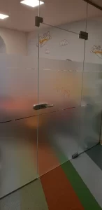 Stiklo pertvaros klijuotos plėvele šerkšnu