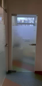 Stiklo pertvaros klijuotos plėvele šerkšnu