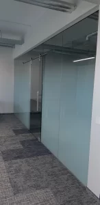 Stiklo pertvara dekoruota apsaugine plėvele su baltu gradientu