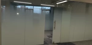 Stiklo pertvara klijuota raštuota plėvele