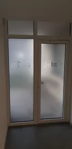 Stiklo pertvaros klijuotos plėvele šerkšnu