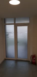 Stiklo pertvaros klijuotos matine plėvele šerkšnu