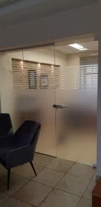 Stiklo pertvaros klijuotos plėvele šerkšnu