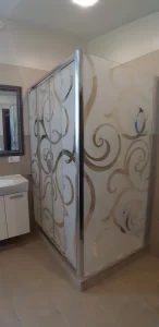 Dušo kabinos stiklų dekoravimas