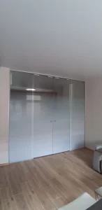 Stiklo pertvara klijuota raštuota plėvele