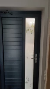 Šoninio stiklo padengimas dekoratyvine plėvele