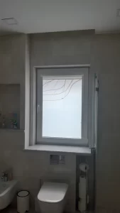 Vonios lango dekoras, banguojančios linijos