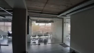 Stiklo pertvara klijuota raštuota plėvele