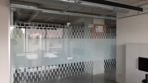 Stiklo pertvara klijuota raštuota plėvele
