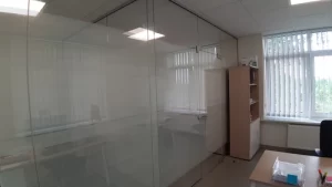Stiklai klijuoti matine plėvele su juostelėmis