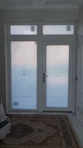 Įėjimo durų stiklo padengimas dekoruotas plėvele