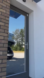 Lauko durų stiklai klijuoti išorine veidrodine plėvele