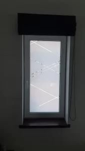 Vonios lango dekoras, modernios linijos