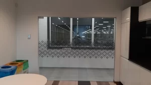 Stiklo pertvara klijuota raštuota plėvele