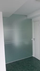 Stiklo pertvaros klijuotos plėvele šerkšnu