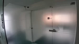 Stiklo pertvaros klijuotos plėvele šerkšnu