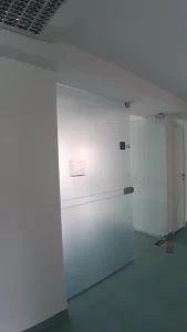 Stiklo pertvaros klijuotos plėvele šerkšnu
