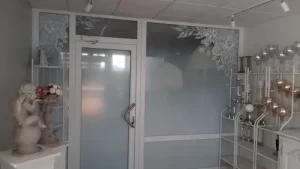 Stiklai dekoruoti matine plėvele su gėlių motyvais