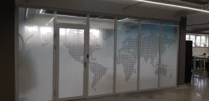 Stiklo pertvara klijuota raštuota plėvele žemėlapio motyvas iš taškelių