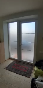 Įėjimo durys dengtos klijuotos matine plėvele