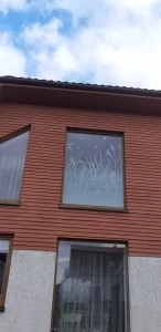 Vonios lango dekoras smilgos iš skirtingų baltos spalvos tonų