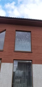 Vonios lango dekoras smilgos iš skirtingų baltos spalvos tonų