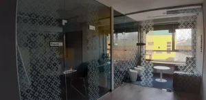 Stiklo pertvara klijuota raštuota plėvele