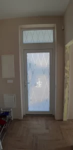 Įėjimo durys dengtos plėvele klasikiniu raštu