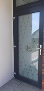 Įėjimo durys dengtos plėvele klasikiniu raštu