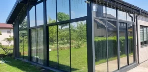 Terasos stogo stiklai klijuoti veidrodine plėvele atspindinčia saulės šilumą