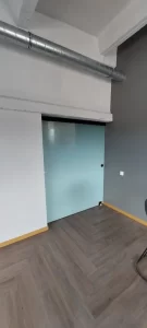 Stiklo pertvara klijuota plėvele gradientas