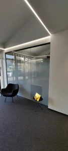 Stiklo pertvara klijuota plėvele gradientas