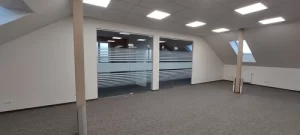 Juostos ant stiklo pertvaros iš matinės plėvelės