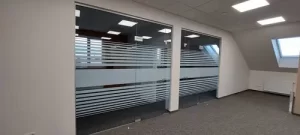 Juostos ant stiklo pertvaros iš matinės plėvelės