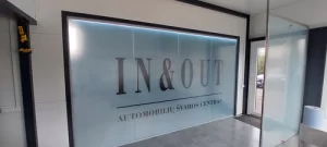 Stiklo pertvara klijuota lengvai matine plėvele su įmonės logotipu