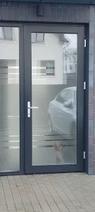 Įėjimo durų padengimas matine plėvele su išploteriuotomis linijomis, kaip dekoratyvinis elementas