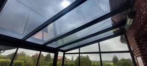 Terasos stogo stiklai klijuoti veidrodine plėvele atspindinčia saulės šilumą