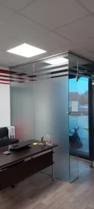 Stiklo pertvaros klijuotos plėvele šerkšnu