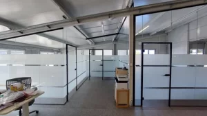 Stiklai klijuoti matine plėvele su juostelėmis