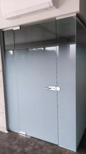 Stiklo pertvara klijuota plėvele gradientas