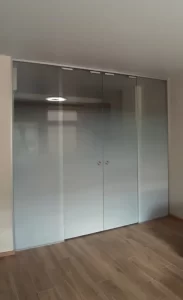 Stiklo pertvara klijuota plėvele gradientas