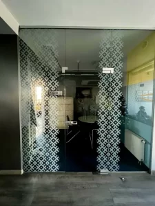 Stiklo pertvara klijuota raštuota plėvele