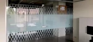 Stiklo pertvara klijuota raštuota plėvele