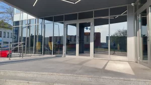 Lauko stiklai klijuoti išorine neutralia plėvele suteikiančia privatumo