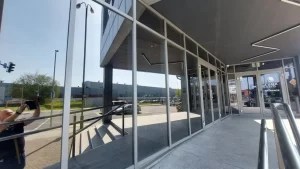 Lauko stiklai klijuoti išorine neutralia plėvele suteikiančia privatumo