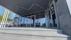 Lauko stiklai klijuoti išorine veidrodine plėvele