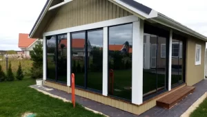 Terasos stiklai klijuoti neutralia saulės šilumą atspindinčia plėvele